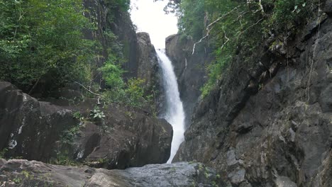 Cascada-En-Una-Selva-Tropical,-Tailandia.-Levantarse