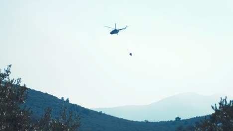 Helicóptero-En-Vuelo-Lejano-Después-De-Dejar-Caer-Agua-Sobre-Un-Incendio-Forestal