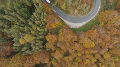 Wunderschöne-Herbstlandschaft-Mit-Einem-Fahrzeug,-Das-Auf-Einer-Einzigen-Kurvigen-Straße-In-Bulgarien-Fährt