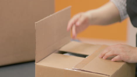 Einen-Karton-Verpacken-Und-Für-Den-Versand-Mit-Klebeband-Verschließen