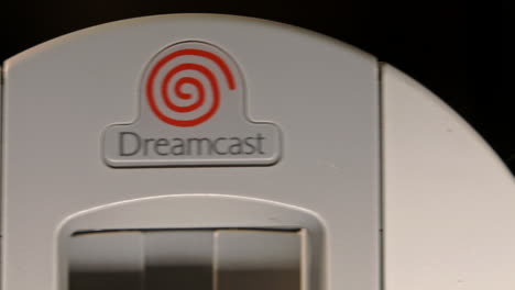 Parte-Frontal-De-La-Consola-Sega-Dreamcast-Y-El-Controlador-Se-Deslizan-Hacia-La-Derecha