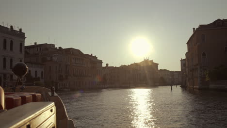 Vor-Einem-Boot,-Das-Dem-Morgensonnenaufgang-Im-Canal-Grande,-Venedig,-Italien-Entgegenfährt