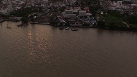 Sonnenuntergang-über-Dem-Fluss-Chao-Phraya-Und-Die-Skyline-Der-Stadt-Bangkok-Neigen-Sich-Nach-Oben-Und-Schwenken-Nach-Links