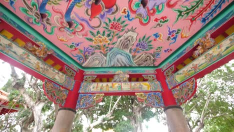 Camera-looking-up-at-beautiful-Chinese-art-of-colorful-dragon-in-the-Baoan-Temple-Garden-in-Taipei,-Taiwan