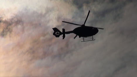 Octubre-De-2011-En-El-Reino-Unido:-Una-Silueta-De-Un-Helicóptero-De-La-Policía-Pasa-Frente-Al-Sol