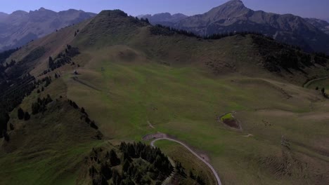 Paisaje-Aéreo-Vuelo-Sobre-Montaña,-Bec-Du-Corbeau,-Suiza