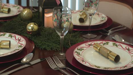 Breite-Pfanne-Dekorierter-Weihnachtlicher-Tisch-Aus-Holz