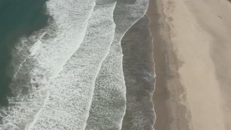 Luftaufnahme-Tiefblauer-Wellen,-Die-An-Der-Pazifikküste-In-Der-Nähe-Der-Half-Moon-Bay-An-Der-Kalifornischen-Küste-Zusammenbrechen