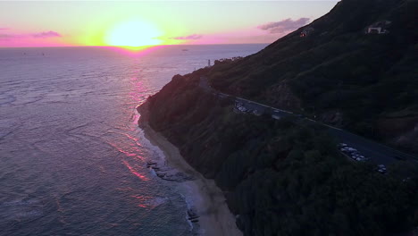 This-is-a-4K-drone-shot-of-a-beautiful-sunset-around-the-base-of-Diamond-Head-on-the-Island-of-Oahu,-Hawaii