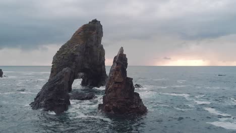 Crohy-Head-En-Donegal-Irlanda-Ola-Oceánica-En-Las-Rocas-Al-Atardecer