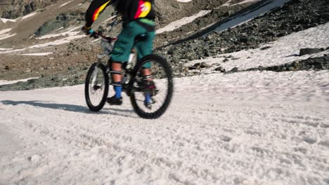 Teilnehmer-Gleiten-Mit-Einem-Mountainbike-über-Den-Schnee-In-Cervinia,-Italien,-Während-Des-Maxiavalance-Rennens-2018