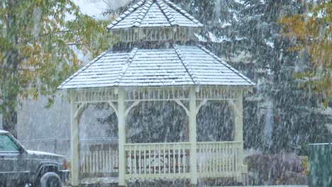 Schnee-Fällt-Auf-Einen-Pavillon-In-Steamboat-Springs,-Colorado