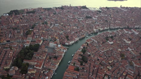 Wide-aerial-shot-of-Canal-Grande-and-Cannaregio,-Slow-descending-at-dusk,-Venice,-Italy