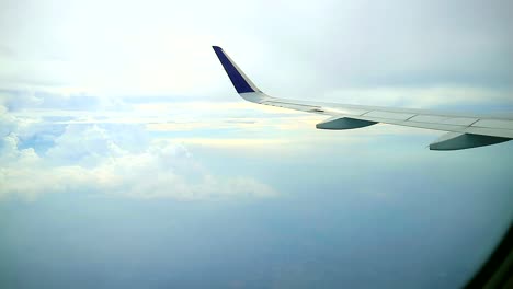 Himmlischer-Blick-Auf-Den-Bewölkten-Himmel-Aus-Den-Fenstern-Eines-Verkehrsflugzeugs
