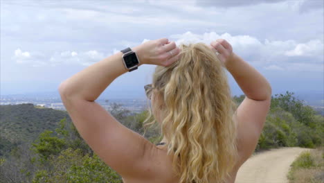 Frau-Mit-Smartwatch,-Die-Ihr-Haar-Repariert