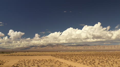 Hyperlapse-Aus-Der-Luft-In-Der-Mojave-Wüste-Aus-Gewitterwolken