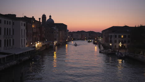 Aufschlussreiche-Aufnahme-Des-Canal-Grande-In-Venedig-In-Der-Dämmerung,-Italien