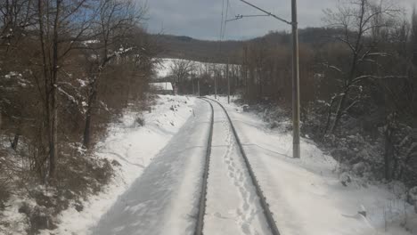 El-Tren-Viaja-En-Una-Vía-Cubierta-De-Nieve