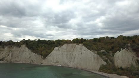 Aerial-clip-of-the-Scarborough-Bluffs-rock-cliff-in-Canada,-Lake-Ontario