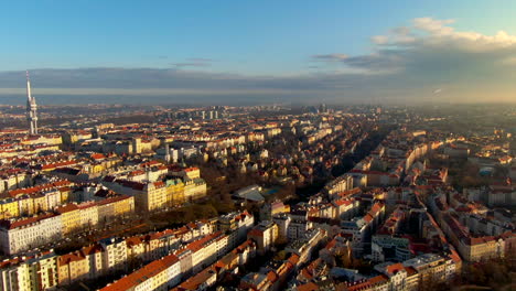 Volar-Sobre-Praga-Luz-Cálida-Nubes-Drone