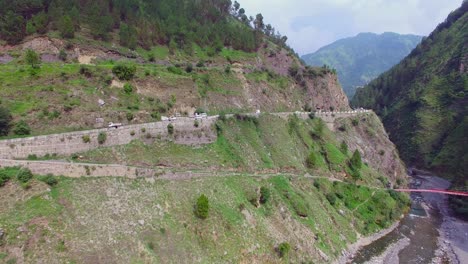 Carretera-En-La-Cima-De-La-Montaña-Y-Un-Río,-Nepal,-Tráfico-En-La-Carretera,-Colina-Con-árboles-Y-Bosque,-Disparo-De-Drones,-Cámara-Bajando