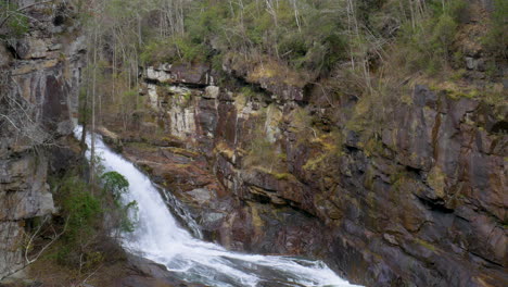 Seitenaufnahme-Eines-Wasserfalls-In-Einer-Schlucht-In-Georgien
