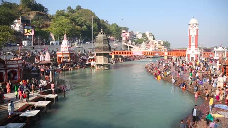 Haridwar,-Uttarakhand,-Indien-Aufnahme-Von-Haridwar,-Har-Ki-Pauri,-Die-Pilger-Zeigt,-Die-Hinduistische-Rituale-Und-Gebete-An-Den-Ganga-Ghats-Des-Heiligen-Flusses-Durchführen