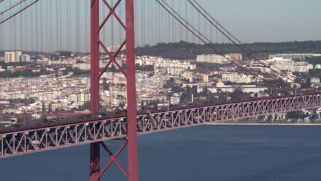 Verkehr-An-Der-Lissabon-Brücke-Am-25.-April