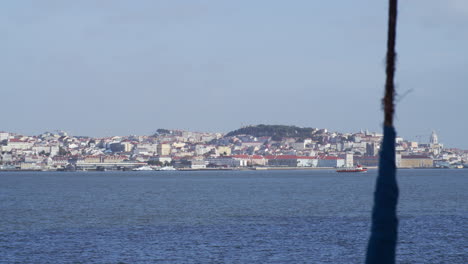 Barco-De-Transporte-Cruzando-El-Río-Lisboa