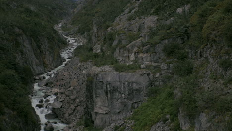 Un-Pequeño-Río-Fluye-Dentro-De-Un-Barranco-Rocoso