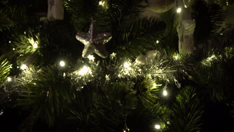 Geschmückter-Weihnachtsbaum-Am-Heiligabend,-Aufgenommen-Mit-Einer-Sony-A7-III-In-4K-30fps