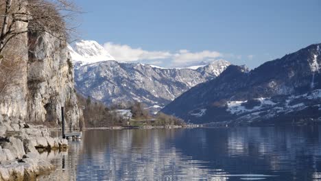 Stunning-mountain-scenery-with-a-lake-in-Switzerland-while-winter