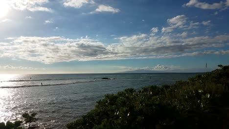 Blick-Auf-Den-Strand-Vor-Sonnenuntergang-Von-Surfern-Und-Stand-Up-Paddleboardern-Vor-Der-Küste-Von-Kihei-Maui-Hawaii
