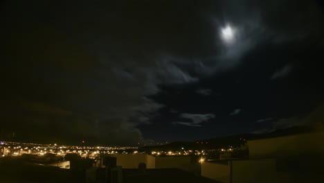 Bewölkte-Nacht-In-Einer-Kleinen-Stadt-In-Spanien