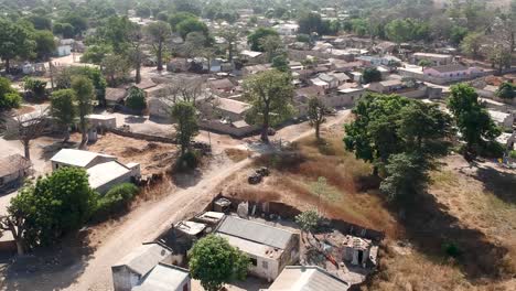 Disparo-De-Drones-De-Un-Pequeño-Pueblo-En-Senegal,-África-Occidental