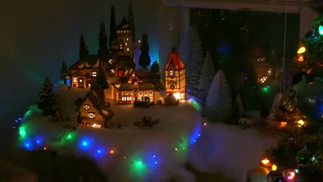 Ein-Modell-Weihnachtsdorf-Mit-Weihnachtsbeleuchtung-Und-Blinkenden-Lichtern-In-Der-Nacht