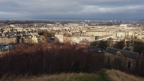 Vista-Del-Horizonte-De-Edimburgo-Desde-Calton-Hill-Panorámica-De-Izquierda-A-Derecha-Desde-Leith-Caminar-Hacia-Leith-En-Un-Día-Nublado,-Edimburgo,-Lothian,-Reino-Unido