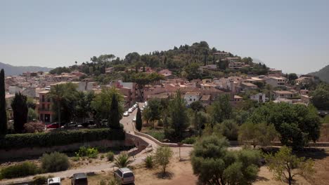 Luftaufnahme:-Mittelmeerstadt-Auf-Hügeln-Mit-Traditionellen-Häusern-Auf-Mallorca