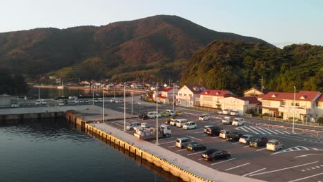 Luftaufnahmen-über-Einem-Kleinen-Japanischen-Fischerdorf-Bei-Sonnenaufgang