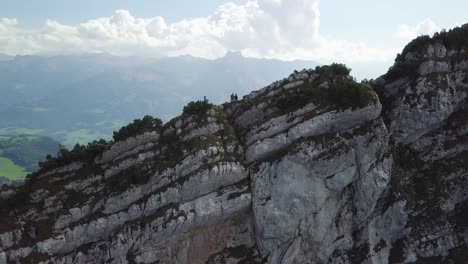 El-Dron-Se-Eleva-Lentamente-Sobre-Una-Montaña-En-Suiza-Y-Muestra-La-Increíble-Vista-Del-Lago-Walen