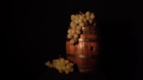 Rückwärtsdrehendes-Weinfass-Mit-Einigen-Trauben