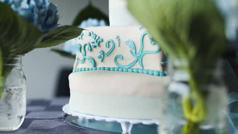 Stunning-details-on-a-beautiful-tiered-wedding-cake