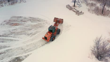 Piling-up-snow-with-a-front-end-loader