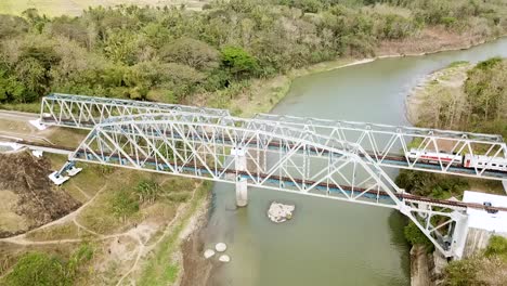 Tren-Que-Cruza-El-Puente-En-El-Cruce-Del-Río-Yogyakarta,-Java,-Indonesia