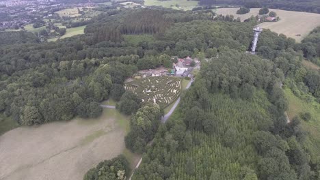 Un-Dron-Disparó-Volando-Alto-Y-Girando-A-La-Izquierda,-Mientras-Mostraba-Un-Laberinto-En-El-Medio-Del-Marco,-En-Los-Países-Bajos