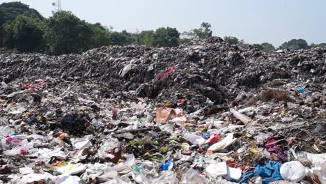 Müll-Und-Abfälle-Auf-Mülldeponien-In-Indien-Verursachen-Gefahren-Für-Die-Umwelt