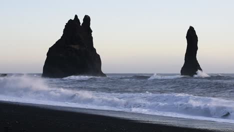 Un-Mar-Agitado-De-Invierno-Con-Olas-Rompiendo-En-Una-Haya-Negra-Cerca-De-Vik-En-Islandia