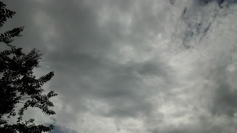 Bedrohliche-Wolken-Bedecken-Die-Sonne-Und-Sehen-Stürmisch-Aus