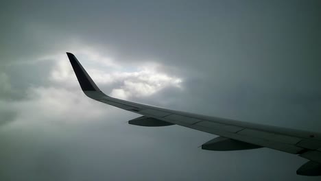 Blick-Auf-Turbulenzen-Bei-Schlechtem-Wetter-Aus-Den-Fenstern-Eines-Verkehrsflugzeugs