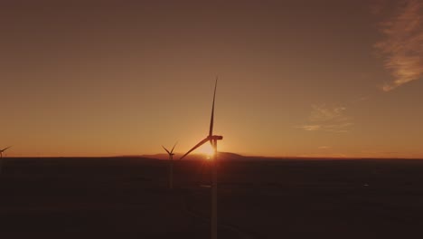 Luftaufnahmen-Eines-Windparks-In-Der-Nähe-Von-Calhan-In-Colorado-Bei-Sonnenuntergang